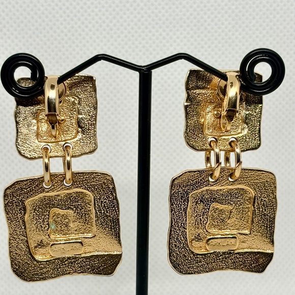 Vintage Parklane Hammered Gold Geometric Dangle Earrings, 70s to 80s Jewelry - Picture 6 of 8